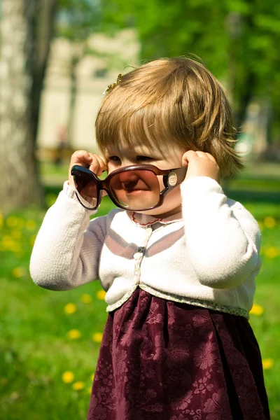 Дівчинка в сонцезахисних окулярах — стокове фото