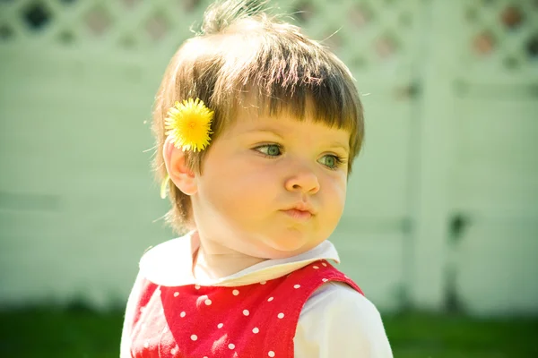 Κοριτσάκι με λουλούδι πορτρέτο — Φωτογραφία Αρχείου