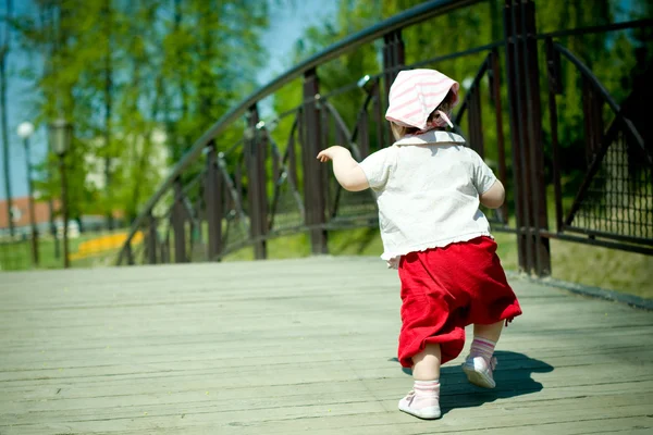 Küçük kız yürüyor — Stok fotoğraf