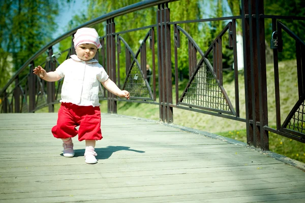 Маленькая девочка ходит — стоковое фото