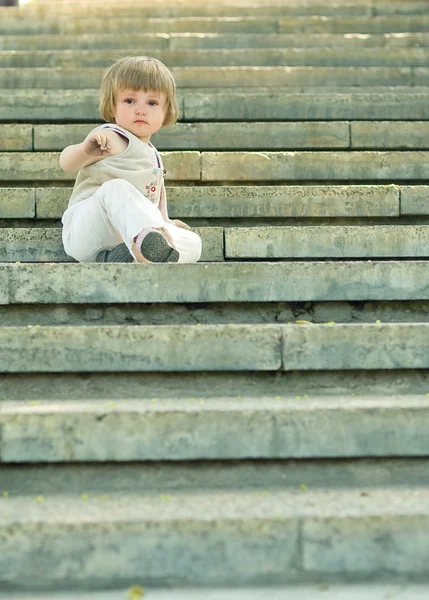 Девушка, сидящая на лестнице — стоковое фото
