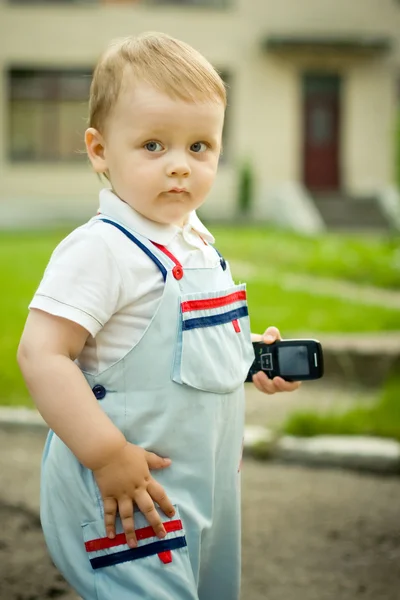 一个拿着手机的小男孩 — 图库照片