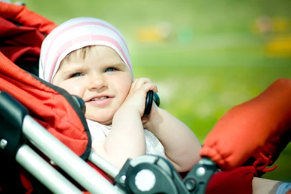 Маленька дівчинка розмовляє мобільним телефоном — стокове фото
