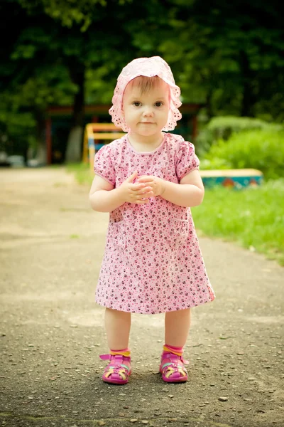 Маленька дівчинка в парку — стокове фото