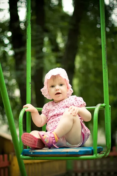 Bellissimo bambino sulle altalene — Foto Stock