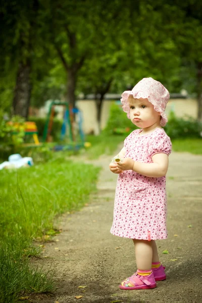 Маленькая девочка с цветком — стоковое фото