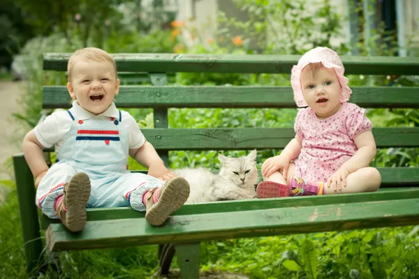 Pojke och flicka på bänken i park — Φωτογραφία Αρχείου