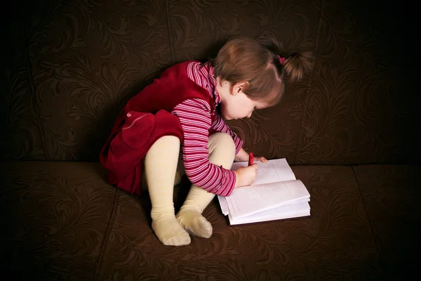 Flickan skrev i sin dagbok — Stockfoto