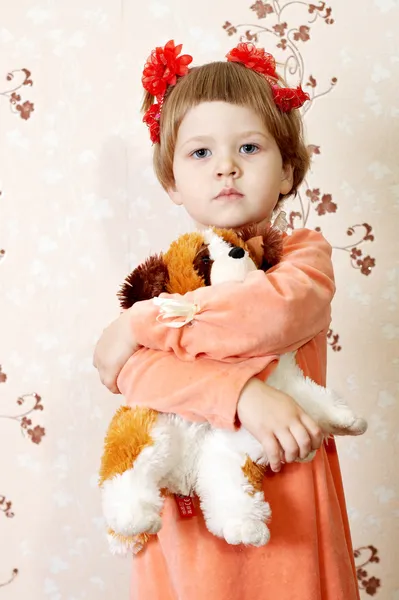 Menina abraçando um brinquedo — Fotografia de Stock