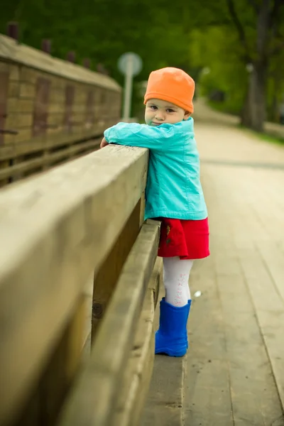Αστείο παιδί σε μια ξύλινη γέφυρα — Φωτογραφία Αρχείου