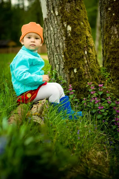 Kind sitzt im Wald — Stockfoto