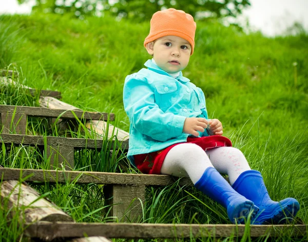 Klein kind op een trap in park — Stok fotoğraf