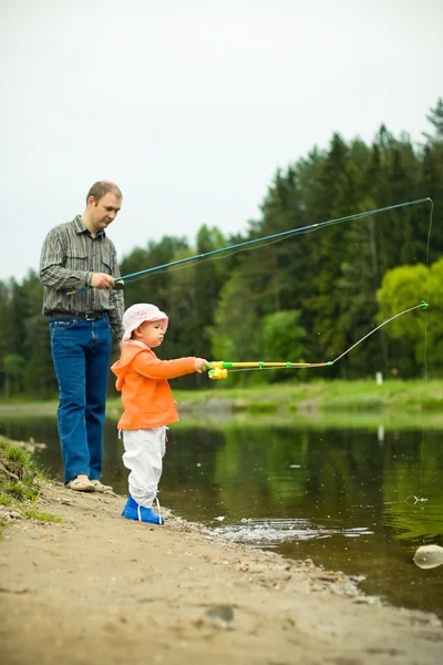 Father with daughter fishing — Stock Photo, Image