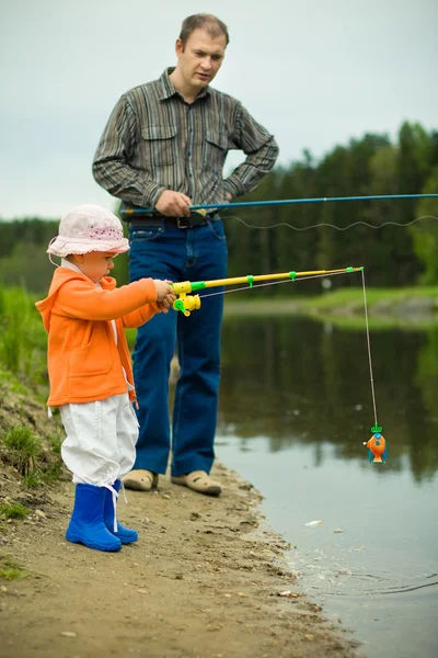 Отец с дочерью рыбачит — стоковое фото