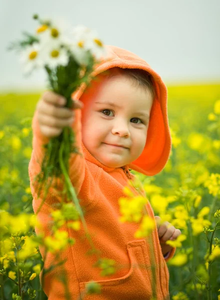 Child gives a boquet — Stock Photo, Image