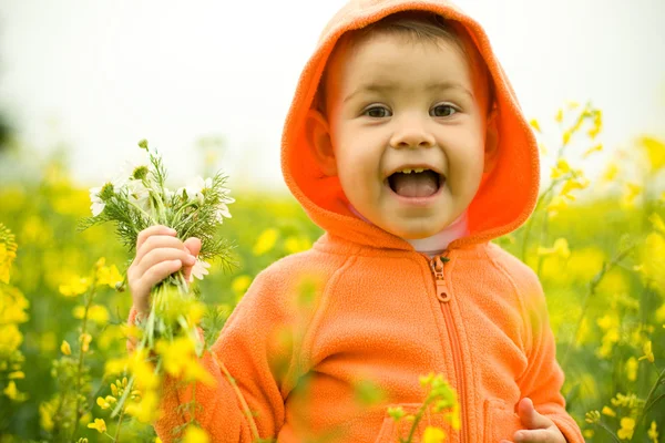 Criança bonita no campo de canola — Fotografia de Stock