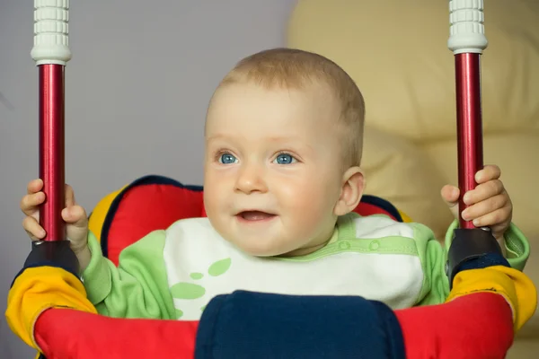 Hermoso bebé en el retrato columpios — Foto de Stock