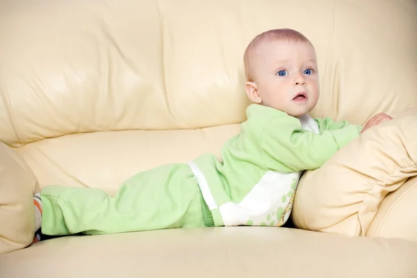 Малыш лежит на диване — стоковое фото