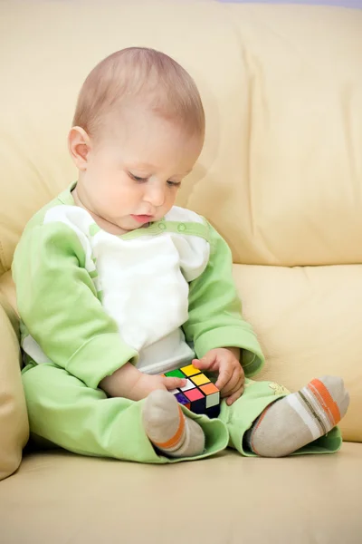 Ребенок держит куб — стоковое фото