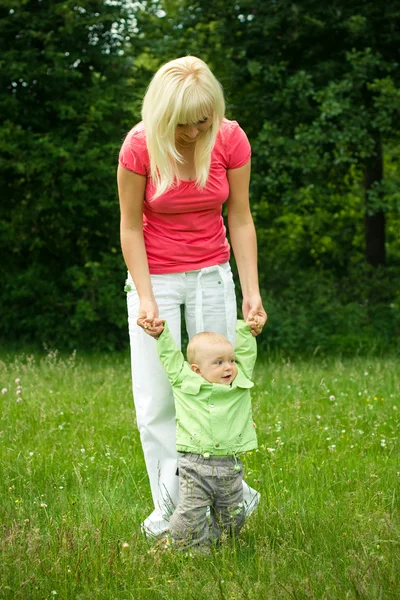 Anne Çocuk yürümeyi öğrenir — Stok fotoğraf