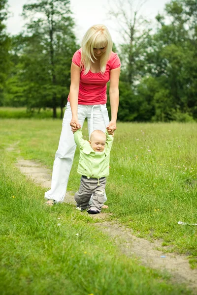 Moeder leert een kind om te lopen — Stockfoto