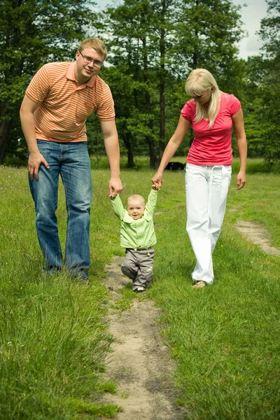 Rodiče naučit dítě chodit — Stock fotografie