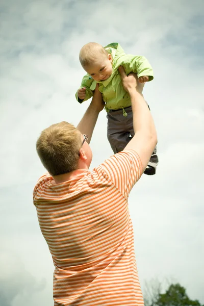 Padre sostiene hijo en las manos — Foto de Stock