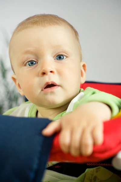 美しい赤ちゃんのスイングの肖像画 — ストック写真