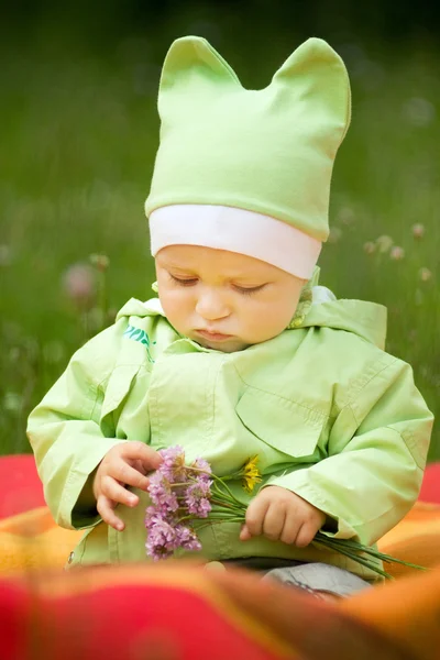 Bébé avec fleur — Photo