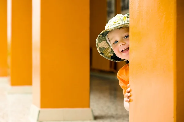 Glada leken av liten pojke — Stockfoto