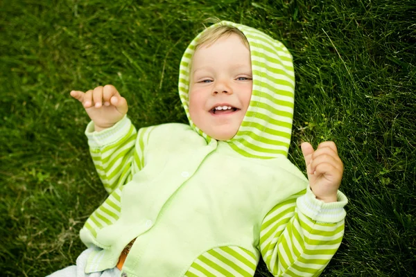 Смішний хлопчик на траві — стокове фото
