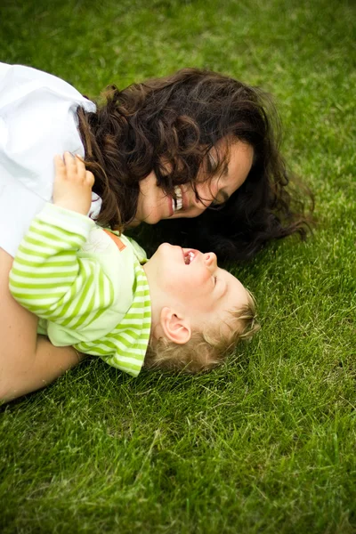 Mutter und Sohn lachen — Stockfoto