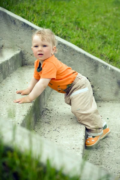 Маленький хлопчик на сходах — стокове фото