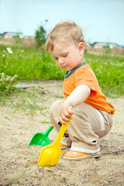 Маленький мальчик в песочнице — стоковое фото