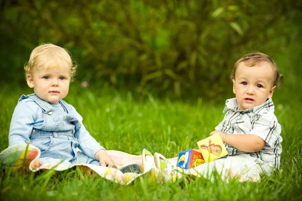 Dva chlapci na trávě — Stock fotografie
