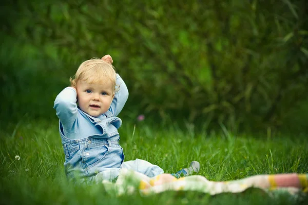 Хлопчик у траві — стокове фото
