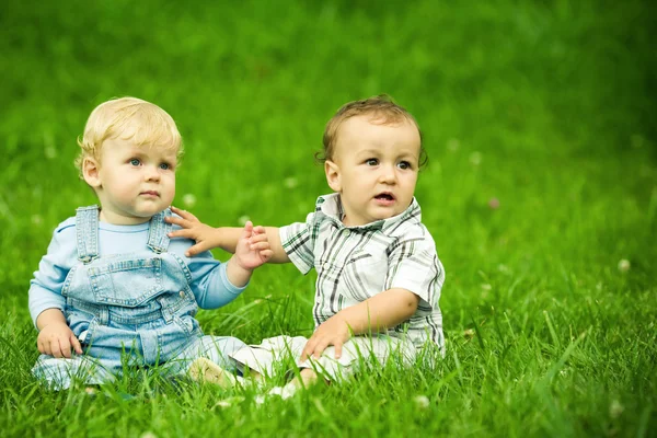 Два хлопчики на траві — стокове фото