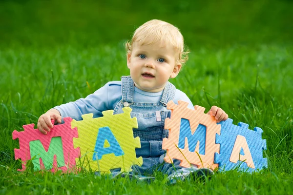 Αγόρι κατέχει λέξη μαμά — Φωτογραφία Αρχείου