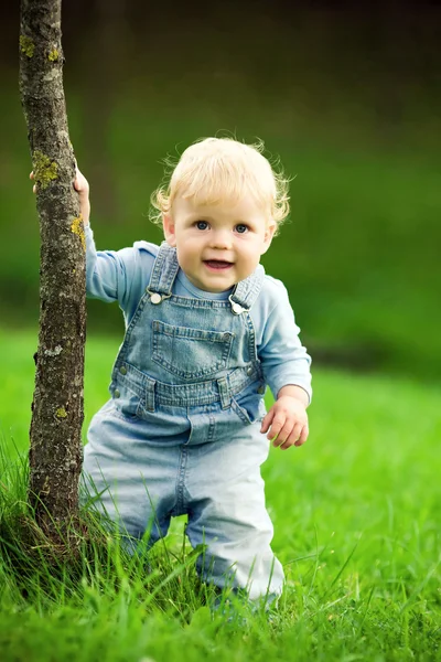 Μικρό παιδί ευτυχισμένη κοντά στο δέντρο — Φωτογραφία Αρχείου