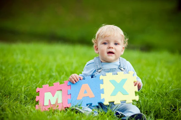 Junge hält Rätsel mit Namen Max — Stockfoto