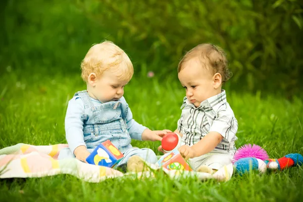 Двое детей играют в парке — стоковое фото