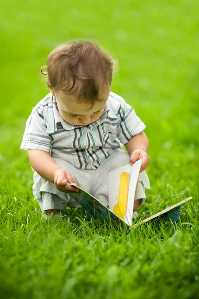 小さな男の子読書本 — ストック写真