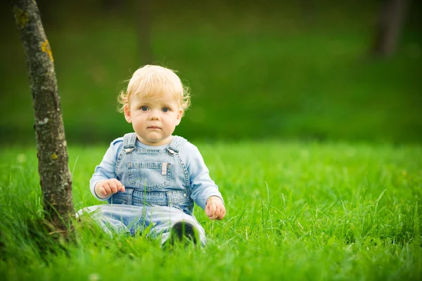 Garçon dans l'herbe — Photo