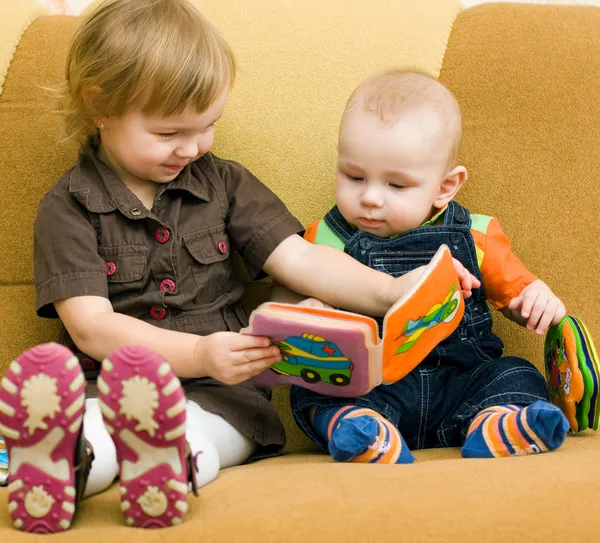 Мальчик и девочка с книгой — стоковое фото