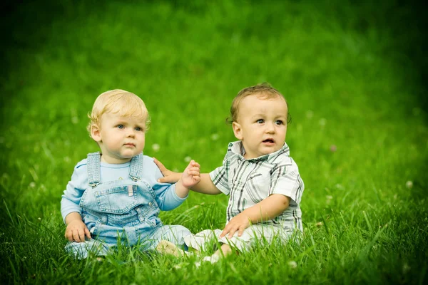 Два мальчика на траве — стоковое фото