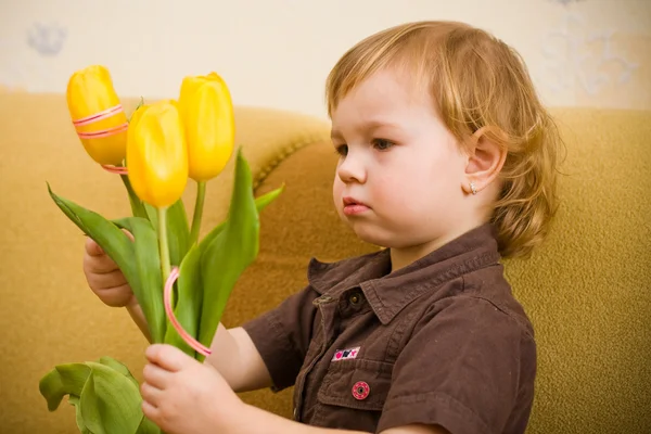 Enfant avec tulipes — Photo