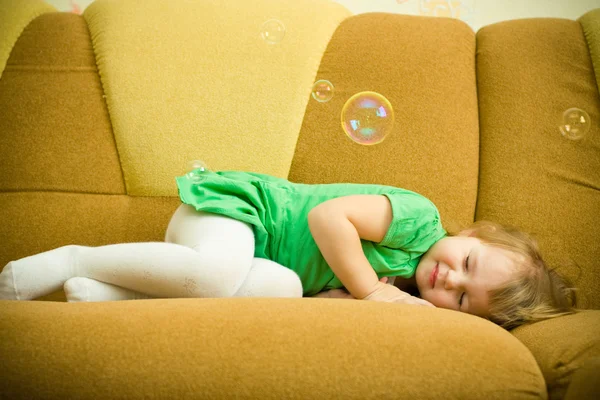Девушка спит под пузырями — стоковое фото