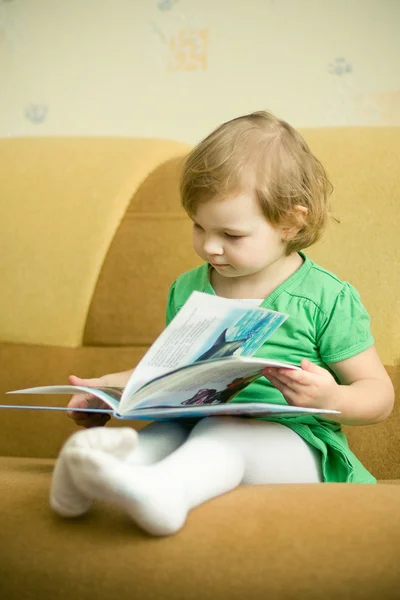 Malá holka čte knihu — Stock fotografie