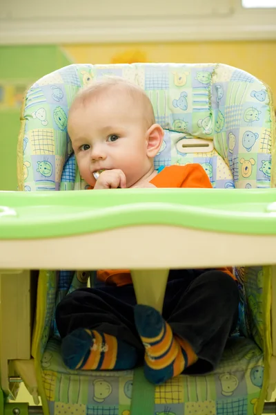 Bebé espera por una comida — Foto de Stock