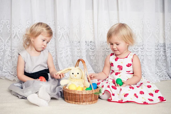 Two girls play with a basket of eggs — Stock Photo, Image
